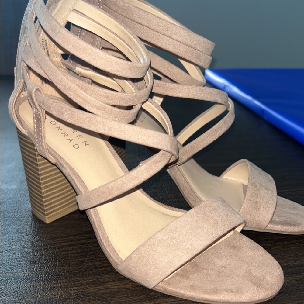 Women’s Laura Conrad heel shoes, size 8, nude color, new never worn